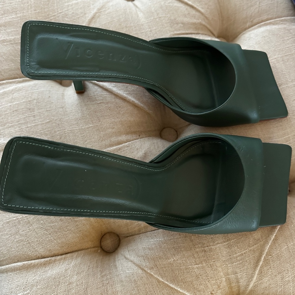 Beautiful kitten heel. Green leather Vincenzo . 39 or 9 like new.